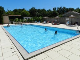 Camping Pas Cher vous présente avec son site Officiel campingpascher.fr, le Camping Le Clos De La Lère classé 3 étoiles, situé sur la commune de Cayriech dans le département Tarn-et-garonne (Midi Pyrénées) en France. Le camping Le Clos De La Lère vous propose un hébergement de type lodge de 20 m² pour 5 personnes. Cet hébergement propose plus de 61 dates différentes pour réserver ! Pour dévouvrir la période la moins chère, consultez la rubrique 'Tarifs' et sélectionnez votre mois de départ. L'établissement vous propose 8 autres types d'hébergements. Découvrez tous nos séjours à petits prix dans la commune et aux alentours de Cayriech du département : Tarn-et-garonne (Midi Pyrénées). Les Avis clients pour le Camping Le Clos De La Lère sont de 7 sur 10. Piscine chauffée, Piscine extérieure, Animations familiales, Aire de jeux enfants, Canoë-kayak, Centre équestre, Court de tennis, Ping-pong, Pétanque, Randonnée, Terrain multisports, Dépôt de pain, Supermarché, Épicerie,... En savoir plus : cliquez-ICI.
