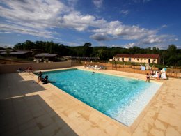Camping Pas Cher vous présente avec son site Officiel campingpascher.fr, le Camping Les Hameaux De Pomette classé 3 étoiles, situé sur la commune de Cazals dans le département Lot (Midi Pyrénées) en France. Le camping Les Hameaux De Pomette, vous présente un hébergement de type chalet de 35 m² et télévision. Le camping Les Hameaux De Pomette vous propose du sam. 12 septembre au sam. 19 septembre 2026 pour 7 nuits à 301€. Cette location propose 39 dates différentes pour réserver votre séjour. Découvrez également les 3 autres gammes d'hébergements du camping. Les Avis clients pour le Camping Les Hameaux De Pomette sont excellents avec une note moyenne de 8 sur 10. Piscine chauffée, Piscine extérieure, Aire de jeux enfants, Baby-foot, Canoë-kayak, Centre équestre, Court de tennis, Golf, Ping-pong, Piscine, Randonnée, Bar, Dépôt de pain, Pizzeria, Snack/Bar,... En savoir plus : cliquez-ICI.