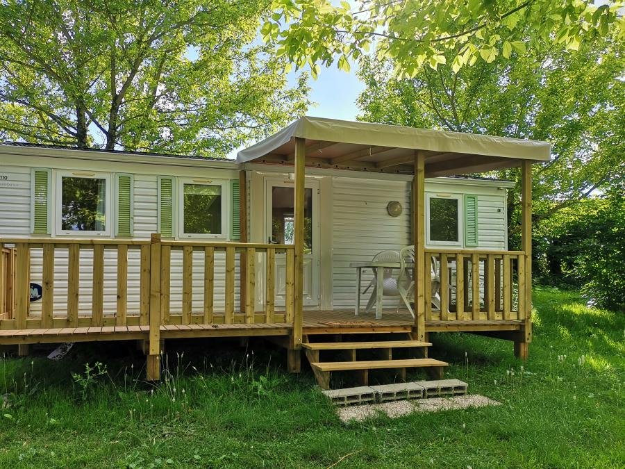 Camping Pas Cher vous présente avec son site Officiel campingpascher.fr, le Camping Du Pas Des Biches classé 1 étoile, situé sur la commune de Celles dans le département Charente-maritime (Poitou Charentes) en France. Le camping Du Pas Des Biches, vous présente un hébergement de type mobil-home de 15 m². Le camping Du Pas Des Biches vous propose du sam. 05 septembre au sam. 12 septembre 2026 pour 7 nuits à 372€. Cette location propose 11 dates différentes pour réserver votre séjour. Découvrez également les 4 autres gammes d'hébergements du camping. Les Avis clients pour le Camping Du Pas Des Biches sont excellents avec une note moyenne de 8 sur 10. Piscine extérieure, Aire de jeux enfants, Baby-foot, Centre équestre, Court de tennis, Golf, Ping-pong, Pétanque, Randonnée, Boulangerie, Bureau de tabac, Dépôt de pain, Station-service, Épicerie,... En savoir plus : cliquez-ICI.