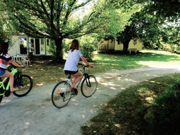 Camping Pas Cher vous présente avec son site Officiel campingpascher.fr, le Camping Du Pas Des Biches classé 1 étoile, situé sur la commune de Celles dans le département Charente-maritime (Poitou Charentes) en France. Le camping Du Pas Des Biches, vous présente un hébergement de type mobil-home de 32 m². Le camping Du Pas Des Biches vous propose du lundi 15 juin au lundi 22 juin 2026 pour 7 nuits à 252€. Cette location propose 69 dates différentes pour réserver votre séjour. Découvrez également les 4 autres gammes d'hébergements du camping. Les Avis clients pour le Camping Du Pas Des Biches sont excellents avec une note moyenne de 8 sur 10. Piscine extérieure, Aire de jeux enfants, Baby-foot, Centre équestre, Court de tennis, Golf, Ping-pong, Pétanque, Randonnée, Boulangerie, Bureau de tabac, Dépôt de pain, Station-service, Épicerie,... En savoir plus : cliquez-ICI.