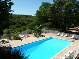 Camping Pas Cher vous présente avec son site Officiel campingpascher.fr, le Camping Le Pech De Caumont classé 3 étoiles, situé sur la commune de Cenac Et Saint Julien dans le département Dordogne (Aquitaine) en France. Le camping Le Pech De Caumont vous propose un hébergement de type mobil-home de 35 m². L'établissement vous propose 3 autres types d'hébergements. Découvrez tous nos séjours à petits prix dans la commune et aux alentours de Cenac Et Saint Julien du département : Dordogne (Aquitaine). Les Avis clients pour le Camping Le Pech De Caumont sont excellents avec une note moyenne de 9 sur 10. Piscine extérieure, Animations familiales, Aire de jeux enfants, Court de tennis, Ping-pong, Piscine, Pétanque, Bar, Dépôt de pain, Plats à emporter, Snack/Bar,... En savoir plus : cliquez-ICI.