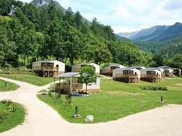 Camping Pas Cher vous présente avec son site Officiel campingpascher.fr, le Camping White Rock classé 3 étoiles, situé sur la commune de Castellane dans le département Alpes-de-haute-provence (Provence Alpes Côte D'azur) en France. Le camping White Rock, vous présente un hébergement de type chalet de 34 m² et télévision. Le camping White Rock vous propose du sam. 05 septembre au sam. 12 septembre 2026 pour 7 nuits à 840€. Cette location propose 17 dates différentes pour réserver votre séjour. Découvrez également les 2 autres gammes d'hébergements du camping. Les Avis clients pour le Camping White Rock sont excellents avec une note moyenne de 9 sur 10. Rivière, Aire de jeux enfants, Canoë-kayak, Ping-pong, Pétanque, Terrain de football,... En savoir plus : cliquez-ICI.