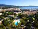 Camping Pas Cher vous présente avec son site Officiel campingpascher.fr, le Camping De La Baie classé 4 étoiles, situé sur la commune de Cavalaire Sur Mer dans le département Var (Provence-alpes-côte D'azur) en France. Le camping De La Baie vous propose un hébergement de type chalet de 29 m² avec climatisation (télévision). L'établissement vous propose 7 autres types d'hébergements. Découvrez tous nos séjours à petits prix dans la commune et aux alentours de Cavalaire Sur Mer du département : Var (Provence-alpes-côte D'azur). Les Avis clients pour le Camping De La Baie sont excellents avec une note moyenne de 8 sur 10. Mer, Piscine chauffée, Piscine extérieure, Animations familiales, Club enfants, Aire de jeux enfants, Centre équestre, Ping-pong, Plongée, Pétanque, Terrain multisports, Bar, Dépôt de pain, Pizzeria, Plats à emporter, Snack/Bar, Épicerie,... En savoir plus : cliquez-ICI.