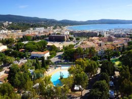 Camping Pas Cher vous présente avec son site Officiel campingpascher.fr, le Camping De La Baie classé 4 étoiles, situé sur la commune de Cavalaire Sur Mer dans le département Var (Provence-alpes-côte D'azur) en France. Le camping De La Baie vous propose un hébergement de type chalet de 29 m² avec climatisation (télévision). L'établissement vous propose 7 autres types d'hébergements. Découvrez tous nos séjours à petits prix dans la commune et aux alentours de Cavalaire Sur Mer du département : Var (Provence-alpes-côte D'azur). Les Avis clients pour le Camping De La Baie sont excellents avec une note moyenne de 8 sur 10. Mer, Piscine chauffée, Piscine extérieure, Animations familiales, Club enfants, Aire de jeux enfants, Centre équestre, Ping-pong, Plongée, Pétanque, Terrain multisports, Bar, Dépôt de pain, Pizzeria, Plats à emporter, Snack/Bar, Épicerie,... En savoir plus : cliquez-ICI.