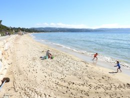 Camping Pas Cher vous présente avec son site Officiel campingpascher.fr, le Camping De La Baie classé 4 étoiles, situé sur la commune de Cavalaire Sur Mer dans le département Var (Provence Alpes Côte D'azur) en France. Le camping De La Baie vous propose un hébergement de type mobil-home de 24 m² (télévision). L'établissement vous propose 5 autres types d'hébergements. Découvrez tous nos séjours à petits prix dans la commune et aux alentours de Cavalaire Sur Mer du département : Var (Provence Alpes Côte D'azur). Les Avis clients pour le Camping De La Baie sont excellents avec une note moyenne de 8 sur 10. Mer, Piscine chauffée, Piscine extérieure, Animations familiales, Club enfants, Aire de jeux enfants, Centre équestre, Ping-pong, Plongée, Pétanque, Terrain multisports, Bar, Dépôt de pain, Pizzeria, Plats à emporter, Snack/Bar, Épicerie,... En savoir plus : cliquez-ICI.