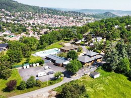 Camping Pas Cher vous présente avec son site Officiel campingpascher.fr, le Camping Chanset classé 3 étoiles, situé sur la commune de Ceyrat dans le département Puy-de-dôme (Auvergne) en France. Le camping Chanset vous propose un hébergement de type mobil-home de 40 m² (télévision). L'établissement vous propose 11 autres types d'hébergements. Découvrez tous nos séjours à petits prix dans la commune et aux alentours de Ceyrat du département : Puy-de-dôme (Auvergne). Les Avis clients pour le Camping Chanset sont excellents avec une note moyenne de 8 sur 10. Piscine extérieure, Animations familiales, Aire de jeux enfants, Court de tennis, Ping-pong, Pétanque, Randonnée, Salle de fitness, Terrain multisports, Bar, Brasserie, Dépôt de pain, Plats à emporter, Restaurant, Snack/Bar, Supermarché, Épicerie,... En savoir plus : cliquez-ICI.