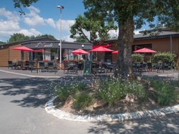 Camping Pas Cher vous présente avec son site Officiel campingpascher.fr, le Camping Chanset classé 3 étoiles, situé sur la commune de Ceyrat dans le département Puy-de-dôme (Auvergne) en France. Le camping Chanset, vous présente un hébergement de type mobil-home de 30 m² pour 6 personnes et télévision. Le camping Chanset vous propose du vendredi 10 avril au vendredi 17 avril 2026 pour 7 nuits à 651€. Cette location propose 141 dates différentes pour réserver votre séjour. Découvrez également les 11 autres gammes d'hébergements du camping. Les Avis clients pour le Camping Chanset sont excellents avec une note moyenne de 8 sur 10. Piscine extérieure, Animations familiales, Aire de jeux enfants, Court de tennis, Ping-pong, Pétanque, Randonnée, Salle de fitness, Terrain multisports, Bar, Brasserie, Dépôt de pain, Plats à emporter, Restaurant, Snack/Bar, Supermarché, Épicerie,... En savoir plus : cliquez-ICI.