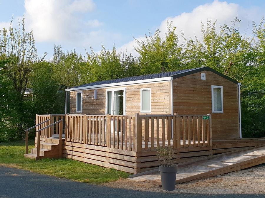 Camping Pas Cher vous présente avec son site Officiel campingpascher.fr, le Camping L'île Cariot classé 3 étoiles, situé sur la commune de Chaille Les Marais dans le département Vendée (Pays De La Loire) en France. Le camping L'île Cariot vous propose un hébergement de type mobil-home de 30 m² pour 6 personnes (télévision). Cet hébergement propose plus de 56 dates différentes pour réserver ! Pour dévouvrir la période la moins chère, consultez la rubrique 'Tarifs' et sélectionnez votre mois de départ. L'établissement vous propose 10 autres types d'hébergements. Découvrez tous nos séjours à petits prix dans la commune et aux alentours de Chaille Les Marais du département : Vendée (Pays De La Loire). Les Avis clients pour le Camping L'île Cariot sont excellents avec une note moyenne de 8 sur 10. Rivière, Parc aquatique, Piscine chauffée, Piscine extérieure, Animations familiales, Aire de jeux enfants, Baby-foot, Canoë-kayak, Centre équestre, Court de tennis, Cyclisme, Golf, Ping-pong, Pétanque, Randonnée, Terrain de badminton, Terrain de volley-ball, Trampoline, Bar, Boulangerie, Bureau de tabac, Dépôt de pain, Snack/Bar, Épicerie,... En savoir plus : cliquez-ICI.