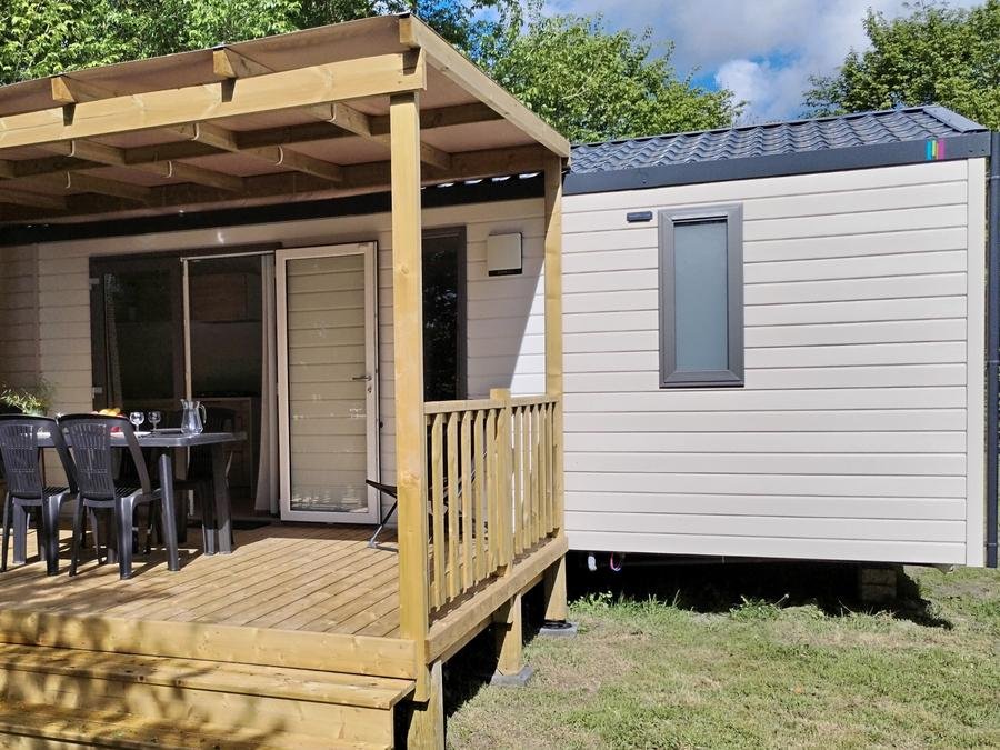 Camping Pas Cher vous présente avec son site Officiel campingpascher.fr, le Camping L'île Cariot classé 3 étoiles, situé sur la commune de Chaille Les Marais dans le département Vendée (Pays De La Loire) en France. Le camping L'île Cariot vous propose un hébergement de type mobil-home de 27 m² pour 4 personnes (télévision). Cet hébergement propose plus de 55 dates différentes pour réserver ! Pour dévouvrir la période la moins chère, consultez la rubrique 'Tarifs' et sélectionnez votre mois de départ. L'établissement vous propose 10 autres types d'hébergements. Découvrez tous nos séjours à petits prix dans la commune et aux alentours de Chaille Les Marais du département : Vendée (Pays De La Loire). Les Avis clients pour le Camping L'île Cariot sont excellents avec une note moyenne de 8 sur 10. Rivière, Parc aquatique, Piscine chauffée, Piscine extérieure, Animations familiales, Aire de jeux enfants, Baby-foot, Canoë-kayak, Centre équestre, Court de tennis, Cyclisme, Golf, Ping-pong, Pétanque, Randonnée, Terrain de badminton, Terrain de volley-ball, Trampoline, Bar, Boulangerie, Bureau de tabac, Dépôt de pain, Food truck, Restaurant, Snack/Bar, Épicerie,... En savoir plus : cliquez-ICI.