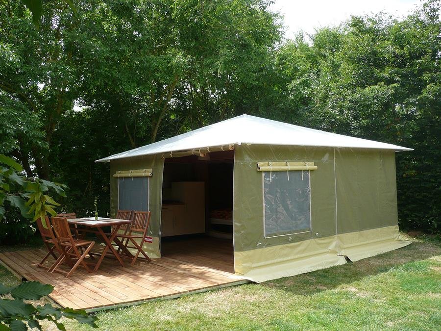 Camping Pas Cher vous présente avec son site Officiel campingpascher.fr, le Camping L'île Cariot classé 3 étoiles, situé sur la commune de Chaille Les Marais dans le département Vendée (Pays De La Loire) en France. Le camping L'île Cariot vous propose un hébergement de type bungalow toilé de 20 m² pour 4 personnes. Cet hébergement propose plus de 73 dates différentes pour réserver ! Pour dévouvrir la période la moins chère, consultez la rubrique 'Tarifs' et sélectionnez votre mois de départ. L'établissement vous propose 10 autres types d'hébergements. Découvrez tous nos séjours à petits prix dans la commune et aux alentours de Chaille Les Marais du département : Vendée (Pays De La Loire). Les Avis clients pour le Camping L'île Cariot sont excellents avec une note moyenne de 8 sur 10. Rivière, Parc aquatique, Piscine chauffée, Piscine extérieure, Animations familiales, Aire de jeux enfants, Baby-foot, Canoë-kayak, Centre équestre, Court de tennis, Cyclisme, Golf, Ping-pong, Pétanque, Randonnée, Terrain de badminton, Terrain de volley-ball, Trampoline, Bar, Boulangerie, Bureau de tabac, Dépôt de pain, Snack/Bar, Épicerie,... En savoir plus : cliquez-ICI.