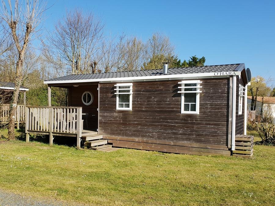 Camping Pas Cher vous présente avec son site Officiel campingpascher.fr, le Camping L'île Cariot classé 3 étoiles, situé sur la commune de Chaille Les Marais dans le département Vendée (Pays De La Loire) en France. Le camping L'île Cariot, vous présente un hébergement de type mobil-home de 22 m² pour 6 personnes et télévision. Le camping L'île Cariot vous propose du dimanche 14 juin au dimanche 21 juin 2026, en promotion à -9% pour 7 nuits à 274,50 € au lieu de 304,0 € soit une Économie de 29,50 €. Cette location propose 50 dates différentes pour réserver votre séjour. Découvrez également les 10 autres gammes d'hébergements du camping. Les Avis clients pour le Camping L'île Cariot sont excellents avec une note moyenne de 8 sur 10. Rivière, Parc aquatique, Piscine chauffée, Piscine extérieure, Animations familiales, Aire de jeux enfants, Baby-foot, Canoë-kayak, Centre équestre, Court de tennis, Cyclisme, Golf, Ping-pong, Pétanque, Randonnée, Terrain de badminton, Terrain de volley-ball, Trampoline, Bar, Boulangerie, Bureau de tabac, Dépôt de pain, Snack/Bar, Épicerie,... En savoir plus : cliquez-ICI.