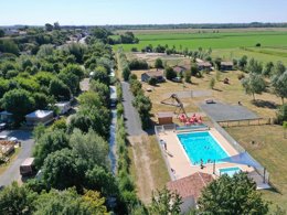 Camping Pas Cher vous présente avec son site Officiel campingpascher.fr, le Camping L'île Cariot classé 3 étoiles, situé sur la commune de Chaille Les Marais dans le département Vendée (Pays De La Loire) en France. Le camping L'île Cariot vous propose un hébergement de type bungalow toilé de 20 m² pour 4 personnes. Cet hébergement propose plus de 73 dates différentes pour réserver ! Pour dévouvrir la période la moins chère, consultez la rubrique 'Tarifs' et sélectionnez votre mois de départ. L'établissement vous propose 10 autres types d'hébergements. Découvrez tous nos séjours à petits prix dans la commune et aux alentours de Chaille Les Marais du département : Vendée (Pays De La Loire). Les Avis clients pour le Camping L'île Cariot sont excellents avec une note moyenne de 8 sur 10. Rivière, Parc aquatique, Piscine chauffée, Piscine extérieure, Animations familiales, Aire de jeux enfants, Baby-foot, Canoë-kayak, Centre équestre, Court de tennis, Cyclisme, Golf, Ping-pong, Pétanque, Randonnée, Terrain de badminton, Terrain de volley-ball, Trampoline, Bar, Boulangerie, Bureau de tabac, Dépôt de pain, Snack/Bar, Épicerie,... En savoir plus : cliquez-ICI.