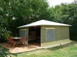 Camping Pas Cher vous présente avec son site Officiel campingpascher.fr, le Camping L'île Cariot classé 3 étoiles, situé sur la commune de Chaille Les Marais dans le département Vendée (Pays De La Loire) en France. Le camping L'île Cariot, vous présente un hébergement de type bungalow toilé de 20 m² pour 4 personnes. Le camping L'île Cariot vous propose du vendredi 03 avril au vendredi 10 avril 2026 pour 7 nuits à 212€. Cette location propose 154 dates différentes pour réserver votre séjour. Découvrez également les 6 autres gammes d'hébergements du camping. Les Avis clients pour le Camping L'île Cariot sont excellents avec une note moyenne de 8 sur 10. Rivière, Parc aquatique, Piscine chauffée, Piscine extérieure, Animations familiales, Aire de jeux enfants, Baby-foot, Canoë-kayak, Centre équestre, Court de tennis, Cyclisme, Golf, Ping-pong, Pétanque, Randonnée, Terrain de badminton, Terrain de volley-ball, Trampoline, Bar, Boulangerie, Bureau de tabac, Dépôt de pain, Snack/Bar, Épicerie,... En savoir plus : cliquez-ICI.