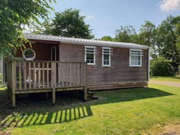 Camping Pas Cher vous présente avec son site Officiel campingpascher.fr, le Camping L'île Cariot classé 3 étoiles, situé sur la commune de Chaille Les Marais dans le département Vendée (Pays De La Loire) en France. Le camping L'île Cariot, vous présente un hébergement de type mobil-home de 24 m² pour 6 personnes et télévision. Le camping L'île Cariot vous propose du lundi 06 avril au lundi 13 avril 2026 pour 7 nuits à 369.5€. Cette location propose 142 dates différentes pour réserver votre séjour. Découvrez également les 6 autres gammes d'hébergements du camping. Les Avis clients pour le Camping L'île Cariot sont excellents avec une note moyenne de 8 sur 10. Rivière, Parc aquatique, Piscine chauffée, Piscine extérieure, Animations familiales, Aire de jeux enfants, Baby-foot, Canoë-kayak, Centre équestre, Court de tennis, Cyclisme, Golf, Ping-pong, Pétanque, Randonnée, Terrain de badminton, Terrain de volley-ball, Trampoline, Bar, Boulangerie, Bureau de tabac, Dépôt de pain, Snack/Bar, Épicerie,... En savoir plus : cliquez-ICI.