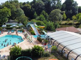 Camping Pas Cher vous présente avec son site Officiel campingpascher.fr, le Camping Le Ragis classé 4 étoiles, situé sur la commune de Challans dans le département Vendée (Pays De La Loire) en France. Le camping Le Ragis, vous présente un hébergement de type lodge de 30 m² et télévision. Le camping Le Ragis vous propose du jeudi 04 juin au jeudi 11 juin 2026 avec un DÉPART DEMAIN pour 7 nuits à 196€. Cette location propose 53 dates différentes pour réserver votre séjour. Découvrez également les 13 autres gammes d'hébergements du camping. Les Avis clients pour le Camping Le Ragis sont excellents avec une note moyenne de 8 sur 10. MerÉtang, Piscine couverte, Piscine extérieure, Animations familiales, Club ados, Club enfants, Aire de jeux enfants, Baby-foot, Canoë-kayak, Centre équestre, Parcours sportif, Ping-pong, Pétanque, Structure gonflable enfants, Terrain de basketball, Terrain de football, Terrain de volley-ball, Trampoline, Bar, Dépôt de pain, Plats à emporter, Snack/Bar,... En savoir plus : cliquez-ICI.