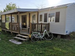 Camping Pas Cher vous présente avec son site Officiel campingpascher.fr, le Camping Le Ragis classé 4 étoiles, situé sur la commune de Challans dans le département Vendée (Pays De La Loire) en France. Le camping Le Ragis, vous présente un hébergement de type mobil-home de 38 m² et télévision. Le camping Le Ragis vous propose du jeudi 07 mai au jeudi 14 mai 2026 pour 7 nuits à 245€. Cette location propose 148 dates différentes pour réserver votre séjour. Découvrez également les 8 autres gammes d'hébergements du camping. Les Avis clients pour le Camping Le Ragis sont excellents avec une note moyenne de 8 sur 10. MerÉtang, Piscine couverte, Piscine extérieure, Animations familiales, Club ados, Club enfants, Aire de jeux enfants, Baby-foot, Canoë-kayak, Centre équestre, Parcours sportif, Ping-pong, Pétanque, Structure gonflable enfants, Terrain de basketball, Terrain de football, Terrain de volley-ball, Trampoline, Bar, Dépôt de pain, Plats à emporter, Snack/Bar,... En savoir plus : cliquez-ICI.