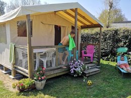 Camping Pas Cher vous présente avec son site Officiel campingpascher.fr, le Camping Le Ragis classé 4 étoiles, situé sur la commune de Challans dans le département Vendée (Pays De La Loire) en France. Le camping Le Ragis, vous présente un hébergement de type lodge de 30 m² et télévision. Le camping Le Ragis vous propose du jeudi 07 mai au jeudi 14 mai 2026 pour 7 nuits à 196€. Cette location propose 146 dates différentes pour réserver votre séjour. Découvrez également les 8 autres gammes d'hébergements du camping. Les Avis clients pour le Camping Le Ragis sont excellents avec une note moyenne de 8 sur 10. MerÉtang, Piscine couverte, Piscine extérieure, Animations familiales, Club ados, Club enfants, Aire de jeux enfants, Baby-foot, Canoë-kayak, Centre équestre, Parcours sportif, Ping-pong, Pétanque, Structure gonflable enfants, Terrain de basketball, Terrain de football, Terrain de volley-ball, Trampoline, Bar, Dépôt de pain, Plats à emporter, Snack/Bar,... En savoir plus : cliquez-ICI.