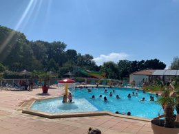 Camping Pas Cher vous présente avec son site Officiel campingpascher.fr, le Camping Le Ragis classé 4 étoiles, situé sur la commune de Challans dans le département Vendée (Pays De La Loire) en France. Le camping Le Ragis, vous présente un hébergement de type lodge de 30 m² et télévision. Le camping Le Ragis vous propose du jeudi 07 mai au jeudi 14 mai 2026 pour 7 nuits à 196€. Cette location propose 146 dates différentes pour réserver votre séjour. Découvrez également les 8 autres gammes d'hébergements du camping. Les Avis clients pour le Camping Le Ragis sont excellents avec une note moyenne de 8 sur 10. MerÉtang, Piscine couverte, Piscine extérieure, Animations familiales, Club ados, Club enfants, Aire de jeux enfants, Baby-foot, Canoë-kayak, Centre équestre, Parcours sportif, Ping-pong, Pétanque, Structure gonflable enfants, Terrain de basketball, Terrain de football, Terrain de volley-ball, Trampoline, Bar, Dépôt de pain, Plats à emporter, Snack/Bar,... En savoir plus : cliquez-ICI.