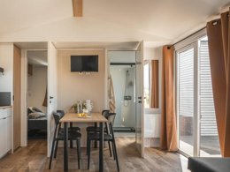 Camping Pas Cher vous présente avec son site Officiel campingpascher.fr, le Camping Le Ragis classé 4 étoiles, situé sur la commune de Challans dans le département Vendée (Pays De La Loire) en France. Le camping Le Ragis, vous présente un hébergement de type mobil-home de 32 m². Le camping Le Ragis vous propose du sam. 04 avril au sam. 11 avril 2026 pour 7 nuits à 252€. Cette location propose 181 dates différentes pour réserver votre séjour. Découvrez également les 8 autres gammes d'hébergements du camping. Les Avis clients pour le Camping Le Ragis sont excellents avec une note moyenne de 8 sur 10. MerÉtang, Piscine couverte, Piscine extérieure, Animations familiales, Club ados, Club enfants, Aire de jeux enfants, Baby-foot, Canoë-kayak, Centre équestre, Parcours sportif, Ping-pong, Pétanque, Structure gonflable enfants, Terrain de basketball, Terrain de football, Terrain de volley-ball, Trampoline, Bar, Dépôt de pain, Plats à emporter, Snack/Bar,... En savoir plus : cliquez-ICI.