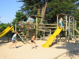 Camping Pas Cher vous présente avec son site Officiel campingpascher.fr, le Camping Le Ragis classé 4 étoiles, situé sur la commune de Challans dans le département Vendée (Pays De La Loire) en France. Le camping Le Ragis, vous présente un hébergement de type mobil-home de 32 m². Le camping Le Ragis vous propose du sam. 04 avril au sam. 11 avril 2026 pour 7 nuits à 252€. Cette location propose 181 dates différentes pour réserver votre séjour. Découvrez également les 8 autres gammes d'hébergements du camping. Les Avis clients pour le Camping Le Ragis sont excellents avec une note moyenne de 8 sur 10. MerÉtang, Piscine couverte, Piscine extérieure, Animations familiales, Club ados, Club enfants, Aire de jeux enfants, Baby-foot, Canoë-kayak, Centre équestre, Parcours sportif, Ping-pong, Pétanque, Structure gonflable enfants, Terrain de basketball, Terrain de football, Terrain de volley-ball, Trampoline, Bar, Dépôt de pain, Plats à emporter, Snack/Bar,... En savoir plus : cliquez-ICI.