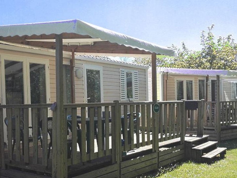 Camping Pas Cher vous présente avec son site Officiel campingpascher.fr, le Camping De Chalons En Champagne classé 4 étoiles, situé sur la commune de Chalons En Champagne dans le département Marne (Champagne Ardenne) en France. Le camping De Chalons En Champagne vous propose un hébergement de type mobil-home de 27 m² (télévision). L'établissement vous propose 3 autres types d'hébergements. Découvrez tous nos séjours à petits prix dans la commune et aux alentours de Chalons En Champagne du département : Marne (Champagne Ardenne). Les Avis clients pour le Camping De Chalons En Champagne sont de 7 sur 10. Étang, Aire de jeux enfants, Baby-foot, Canoë-kayak, Court de tennis, Golf, Ping-pong, Piscine, Pétanque, Salle de jeux vidéo, Terrain de badminton, Terrain de football, Terrain de volley-ball, Dépôt de pain, Snack/Bar, Épicerie,... En savoir plus : cliquez-ICI.