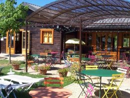 Camping Pas Cher vous présente avec son site Officiel campingpascher.fr, le Camping Village Des Monedières classé 3 étoiles, situé sur la commune de Chamberet dans le département Corrèze (Limousin) en France. Le camping Village Des Monedières, vous présente un hébergement de type hébergement insolite de 25 m². Le camping Village Des Monedières vous propose du dimanche 07 juin au dimanche 14 juin 2026, en promotion à -20% pour 7 nuits à 982,40 € au lieu de 1228,0 € soit une Économie de 245,60 €. Cette location propose 41 dates différentes pour réserver votre séjour. Découvrez également les 11 autres gammes d'hébergements du camping. Les Avis clients pour le Camping Village Des Monedières sont de 7 sur 10. LacÉtang, Piscine chauffée, Piscine couverte, Aire de jeux enfants, Canoë-kayak, Centre équestre, Court de tennis, Cyclisme, Paddle, Ping-pong, Piscine, Pédalo, Pétanque, Randonnée, Trampoline, Bar, Dépôt de pain, Plats à emporter,... En savoir plus : cliquez-ICI.
