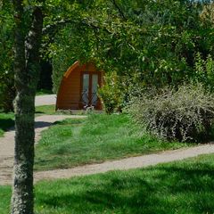 Camping Pas Cher vous présente avec son site Officiel campingpascher.fr, le Camping Village Des Monedières classé 3 étoiles, situé sur la commune de Chamberet dans le département Corrèze (Limousin) en France. Le camping Village Des Monedières vous propose un hébergement de type hébergement insolite de 13 m² pour 4 personnes. L'établissement vous propose 11 autres types d'hébergements. Découvrez tous nos séjours à petits prix dans la commune et aux alentours de Chamberet du département : Corrèze (Limousin). Les Avis clients pour le Camping Village Des Monedières sont de 7 sur 10. LacÉtang, Piscine chauffée, Piscine couverte, Aire de jeux enfants, Canoë-kayak, Centre équestre, Court de tennis, Cyclisme, Paddle, Ping-pong, Piscine, Pédalo, Pétanque, Randonnée, Trampoline, Bar, Dépôt de pain, Plats à emporter,... En savoir plus : cliquez-ICI.