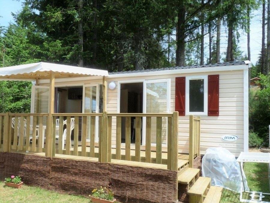 Camping Pas Cher vous présente avec son site Officiel campingpascher.fr, le Camping La Chanterelle classé 3 étoiles, situé sur la commune de Champagnac Le Vieux dans le département Haute-loire (Auvergne) en France. Le camping La Chanterelle, vous présente un hébergement de type mobil-home de 28 m² et télévision. Le camping La Chanterelle vous propose du sam. 26 septembre au sam. 03 octobre 2026 pour 7 nuits à 350€. Cette location propose 80 dates différentes pour réserver votre séjour. Découvrez également les 10 autres gammes d'hébergements du camping. Les Avis clients pour le Camping La Chanterelle sont excellents avec une note moyenne de 8 sur 10. LacRivière, Animations familiales, Aire de jeux enfants, Canoë-kayak, Centre équestre, Ping-pong, Pétanque, Bar, Boulangerie, Restaurant, Snack/Bar, Station-service, Épicerie,... En savoir plus : cliquez-ICI.