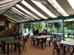 Camping Pas Cher vous présente avec son site Officiel campingpascher.fr, le Camping La Chanterelle classé 3 étoiles, situé sur la commune de Champagnac Le Vieux dans le département Haute-loire (Auvergne) en France. Le camping La Chanterelle, vous présente un hébergement de type bungalow toilé de 20 m². Le camping La Chanterelle vous propose du sam. 25 avril au sam. 02 mai 2026 pour 7 nuits à 210€. Cette location propose 146 dates différentes pour réserver votre séjour. Découvrez également les 10 autres gammes d'hébergements du camping. Les Avis clients pour le Camping La Chanterelle sont excellents avec une note moyenne de 8 sur 10. LacRivière, Animations familiales, Aire de jeux enfants, Canoë-kayak, Centre équestre, Ping-pong, Pétanque, Bar, Boulangerie, Restaurant, Snack/Bar, Station-service, Épicerie,... En savoir plus : cliquez-ICI.