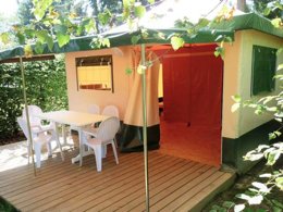 Camping Pas Cher vous présente avec son site Officiel campingpascher.fr, le Camping La Chanterelle classé 3 étoiles, situé sur la commune de Champagnac Le Vieux dans le département Haute-loire (Auvergne) en France. Le camping La Chanterelle, vous présente un hébergement de type mobil-home de 30 m² et télévision. Le camping La Chanterelle vous propose du sam. 25 avril au sam. 02 mai 2026 pour 7 nuits à 320€. Cette location propose 146 dates différentes pour réserver votre séjour. Découvrez également les 10 autres gammes d'hébergements du camping. Les Avis clients pour le Camping La Chanterelle sont excellents avec une note moyenne de 8 sur 10. LacRivière, Animations familiales, Aire de jeux enfants, Canoë-kayak, Centre équestre, Ping-pong, Pétanque, Bar, Boulangerie, Restaurant, Snack/Bar, Station-service, Épicerie,... En savoir plus : cliquez-ICI.