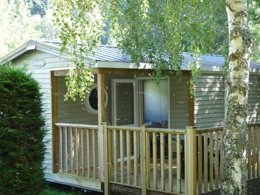 Camping Pas Cher vous présente avec son site Officiel campingpascher.fr, le Camping La Chanterelle classé 3 étoiles, situé sur la commune de Champagnac Le Vieux dans le département Haute-loire (Auvergne) en France. Le camping La Chanterelle vous propose un hébergement de type chalet de 44 m² pour 1 personne. L'établissement vous propose 10 autres types d'hébergements. Découvrez tous nos séjours à petits prix dans la commune et aux alentours de Champagnac Le Vieux du département : Haute-loire (Auvergne). Les Avis clients pour le Camping La Chanterelle sont excellents avec une note moyenne de 8 sur 10. LacRivière, Animations familiales, Aire de jeux enfants, Canoë-kayak, Centre équestre, Ping-pong, Pétanque, Bar, Boulangerie, Restaurant, Snack/Bar, Station-service, Épicerie,... En savoir plus : cliquez-ICI.