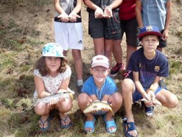 Camping Pas Cher vous présente avec son site Officiel campingpascher.fr, le Camping La Chanterelle classé 3 étoiles, situé sur la commune de Champagnac Le Vieux dans le département Haute-loire (Auvergne) en France. Le camping La Chanterelle, vous présente un hébergement de type mobil-home de 28 m² et télévision. Le camping La Chanterelle vous propose du sam. 25 avril au sam. 02 mai 2026 pour 7 nuits à 350€. Cette location propose 146 dates différentes pour réserver votre séjour. Découvrez également les 10 autres gammes d'hébergements du camping. Les Avis clients pour le Camping La Chanterelle sont excellents avec une note moyenne de 8 sur 10. LacRivière, Animations familiales, Aire de jeux enfants, Canoë-kayak, Centre équestre, Ping-pong, Pétanque, Bar, Boulangerie, Restaurant, Snack/Bar, Station-service, Épicerie,... En savoir plus : cliquez-ICI.