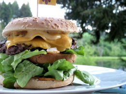 Camping Pas Cher vous présente avec son site Officiel campingpascher.fr, le Camping La Chanterelle classé 3 étoiles, situé sur la commune de Champagnac Le Vieux dans le département Haute-loire (Auvergne) en France. Le camping La Chanterelle, vous présente un hébergement de type chalet de 35 m² pour 2 personnes. Le camping La Chanterelle vous propose du sam. 25 avril au sam. 02 mai 2026 pour 7 nuits à 300€. Cette location propose 146 dates différentes pour réserver votre séjour. Découvrez également les 10 autres gammes d'hébergements du camping. Les Avis clients pour le Camping La Chanterelle sont excellents avec une note moyenne de 8 sur 10. LacRivière, Animations familiales, Aire de jeux enfants, Canoë-kayak, Centre équestre, Ping-pong, Pétanque, Bar, Boulangerie, Restaurant, Snack/Bar, Station-service, Épicerie,... En savoir plus : cliquez-ICI.