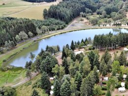 Camping Pas Cher vous présente avec son site Officiel campingpascher.fr, le Camping La Chanterelle classé 3 étoiles, situé sur la commune de Champagnac Le Vieux dans le département Haute-loire (Auvergne) en France. Le camping La Chanterelle, vous présente un hébergement de type mobil-home de 33 m² et télévision. Le camping La Chanterelle vous propose du sam. 25 avril au sam. 02 mai 2026 pour 7 nuits à 380€. Cette location propose 146 dates différentes pour réserver votre séjour. Découvrez également les 10 autres gammes d'hébergements du camping. Les Avis clients pour le Camping La Chanterelle sont excellents avec une note moyenne de 8 sur 10. LacRivière, Animations familiales, Aire de jeux enfants, Canoë-kayak, Centre équestre, Ping-pong, Pétanque, Bar, Boulangerie, Restaurant, Snack/Bar, Station-service, Épicerie,... En savoir plus : cliquez-ICI.