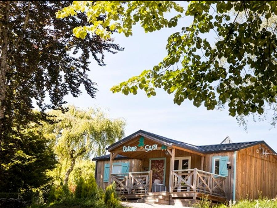 Camping Pas Cher vous présente avec son site Officiel campingpascher.fr, le Camping De Boyse classé 3 étoiles, situé sur la commune de Champagnole dans le département Jura (Franche Comté) en France. Le camping De Boyse, vous présente un hébergement de type chalet de 35 m² pour 2 personnes et télévision. Le camping De Boyse vous propose du sam. 06 juin au sam. 13 juin 2026 avec un DÉPART DEMAIN pour 7 nuits à 649€. Cette location propose 11 dates différentes pour réserver votre séjour. Découvrez également les 8 autres gammes d'hébergements du camping. Les Avis clients pour le Camping De Boyse sont de 7 sur 10. Piscine chauffée, Piscine extérieure, Club enfants, Aire de jeux enfants, Canoë-kayak, Court de tennis, Paddle, Ping-pong, Pétanque, Terrain de football, Terrain de volley-ball, Terrain multisports, Boulangerie, Dépôt de pain, Snack/Bar, Épicerie,... En savoir plus : cliquez-ICI.