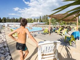Camping Pas Cher vous présente avec son site Officiel campingpascher.fr, le Camping De Boyse classé 3 étoiles, situé sur la commune de Champagnole dans le département Jura (Franche Comté) en France. Le camping De Boyse vous propose un hébergement de type mobil-home de 54 m² (télévision). L'établissement vous propose 9 autres types d'hébergements. Découvrez tous nos séjours à petits prix dans la commune et aux alentours de Champagnole du département : Jura (Franche Comté). Les Avis clients pour le Camping De Boyse sont excellents avec une note moyenne de 8 sur 10. Piscine chauffée, Piscine extérieure, Club enfants, Aire de jeux enfants, Canoë-kayak, Court de tennis, Paddle, Ping-pong, Pétanque, Terrain de football, Terrain de volley-ball, Terrain multisports, Boulangerie, Dépôt de pain, Snack/Bar, Épicerie,... En savoir plus : cliquez-ICI.