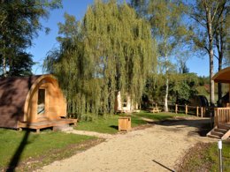 Camping Pas Cher vous présente avec son site Officiel campingpascher.fr, le Camping Le Petit Robinson classé 3 étoiles, situé sur la commune de Champvert dans le département Nièvre (Bourgogne) en France. Le camping Le Petit Robinson vous propose un hébergement de type hébergement insolite de 15 m². L'établissement vous propose 2 autres types d'hébergements. Découvrez tous nos séjours à petits prix dans la commune et aux alentours de Champvert du département : Nièvre (Bourgogne). Les Avis clients pour le Camping Le Petit Robinson sont excellents avec une note moyenne de 9 sur 10. Aire de jeux enfants, Centre équestre, Cyclisme, Ping-pong, Pétanque, Randonnée, Plats à emporter,... En savoir plus : cliquez-ICI.