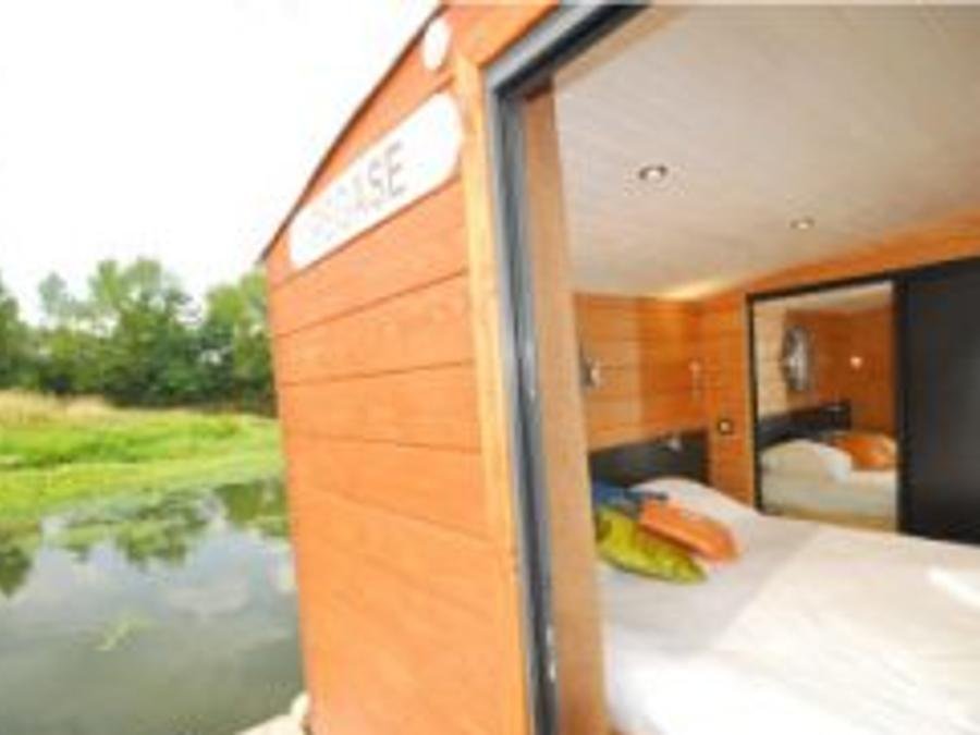 Camping Pas Cher vous présente avec son site Officiel campingpascher.fr, le Camping Village Toue Du Domaine Des Demoiselles, situé sur la commune de Chassenard dans le département Allier (Auvergne) en France. Le camping Village Toue Du Domaine Des Demoiselles, vous présente un hébergement de type hébergement insolite de 25 m². Le camping Village Toue Du Domaine Des Demoiselles vous propose du sam. 05 septembre au sam. 12 septembre 2026 pour 7 nuits à 1319€. Cette location propose 28 dates différentes pour réserver votre séjour. Découvrez également les 11 autres gammes d'hébergements du camping. Piscine chauffée, Piscine extérieure, Aire de jeux enfants, Canoë-kayak, Pétanque, Terrain de football, Terrain multisports, Trampoline, Bar, Dépôt de pain, Plats à emporter, Snack/Bar, Épicerie,... En savoir plus : cliquez-ICI.