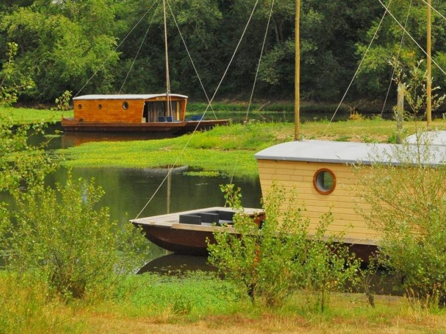Camping Pas Cher vous présente avec son site Officiel campingpascher.fr, le Camping Village Toue Du Domaine Des Demoiselles, situé sur la commune de Chassenard dans le département Allier (Auvergne) en France. Le camping Village Toue Du Domaine Des Demoiselles vous propose un hébergement de type hébergement insolite de 25 m². L'établissement vous propose 11 autres types d'hébergements. Découvrez tous nos séjours à petits prix dans la commune et aux alentours de Chassenard du département : Allier (Auvergne). Piscine chauffée, Piscine extérieure, Aire de jeux enfants, Canoë-kayak, Pétanque, Terrain de football, Terrain multisports, Trampoline, Bar, Dépôt de pain, Plats à emporter, Snack/Bar, Épicerie,... En savoir plus : cliquez-ICI.