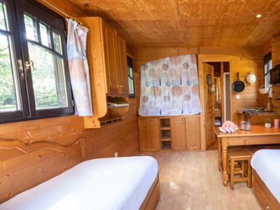 Cliquez pour découvrir toutes les photos de l'HÉBERGEMENT ! hébergement insolite - Village Toue Du Domaine Des Demoiselles photo 12