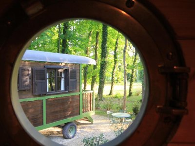 Cliquez pour découvrir toutes les photos de l'HÉBERGEMENT ! hébergement insolite - Village Toue Du Domaine Des Demoiselles photo 9