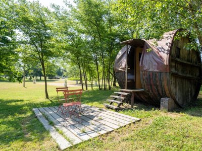 Cliquez pour découvrir toutes les photos de l'HÉBERGEMENT ! hébergement insolite - Village Toue Du Domaine Des Demoiselles photo 10