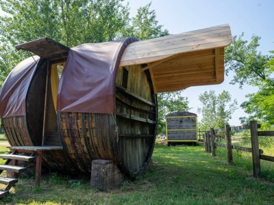 Cliquez pour découvrir toutes les photos de l'HÉBERGEMENT ! hébergement insolite - Village Toue Du Domaine Des Demoiselles photo 11