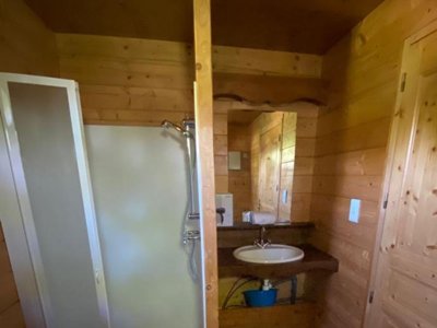 Cliquez pour découvrir toutes les photos de l'HÉBERGEMENT ! hébergement insolite - Village Toue Du Domaine Des Demoiselles photo 10