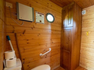 Cliquez pour découvrir toutes les photos de l'HÉBERGEMENT ! hébergement insolite - Village Toue Du Domaine Des Demoiselles photo 14