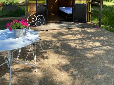 Cliquez pour découvrir toutes les photos de l'HÉBERGEMENT ! hébergement insolite - Village Toue Du Domaine Des Demoiselles photo 8