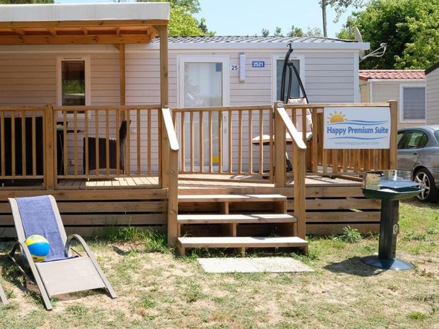 Camping Pas Cher vous présente avec son site Officiel campingpascher.fr, le Camping Residence Village classé 5 étoiles, situé sur la commune de Cavallino-treporti dans le département Venise (Vénétie) en Italie. Le camping Residence Village, vous présente un hébergement de type mobil-home avec climatisation. Le camping Residence Village vous propose du sam. 05 septembre au sam. 12 septembre 2026, en promotion à -28% pour 7 nuits à 685 € au lieu de 959,0 € soit une Économie de 274 €. Cette location propose 1 dates différentes pour réserver votre séjour. Découvrez également les 4 autres gammes d'hébergements du camping. Mer, Parc aquatique, Piscine chauffée, Piscine extérieure, Animations familiales, Club ados, Club enfants, Aire de jeux enfants, Canoë-kayak, Golf, Parcours sportif, Ping-pong, Pédalo, Salle de fitness, Terrain de beach-volley, Terrain de football, Bar, Bureau de tabac, Créperie, Pizzeria, Plats à emporter, Restaurant, Snack/Bar, Épicerie,... En savoir plus : cliquez-ICI.