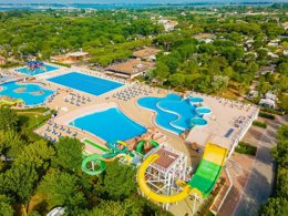 Camping Pas Cher vous présente avec son site Officiel campingpascher.fr, le Camping Marina Di Venezia classé 5 étoiles, situé sur la commune de Cavallino-treporti dans le département Venise (Vénétie) en Italie. Le camping Marina Di Venezia vous propose un hébergement de type mobil-home pour 7 personnes avec climatisation. L'établissement vous propose 8 autres types d'hébergements. Découvrez tous nos séjours à petits prix dans la commune et aux alentours de Cavallino-treporti du département : Venise (Vénétie). Les Avis clients pour le Camping Marina Di Venezia sont excellents avec une note moyenne de 8 sur 10. Mer, Bassin enfant, Paradis aquatique tropical, Parc aquatique, Piscine extérieure, Animations familiales, Club enfants, Aire de jeux enfants, Canoë-kayak, Court de tennis, Golf, Parcours sportif, Ping-pong, Structure gonflable enfants, Terrain de beach-volley, Terrain de football, Terrain multisports, Bar, Dépôt de pain, Pizzeria, Plats à emporter, Restaurant, Snack/Bar, Épicerie,... En savoir plus : cliquez-ICI.