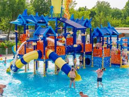 Camping Pas Cher vous présente avec son site Officiel campingpascher.fr, le Camping Marina Di Venezia classé 5 étoiles, situé sur la commune de Cavallino-treporti dans le département Venise (Vénétie) en Italie. Le camping Marina Di Venezia vous propose un hébergement de type mobil-home pour 7 personnes avec climatisation. L'établissement vous propose 8 autres types d'hébergements. Découvrez tous nos séjours à petits prix dans la commune et aux alentours de Cavallino-treporti du département : Venise (Vénétie). Les Avis clients pour le Camping Marina Di Venezia sont excellents avec une note moyenne de 8 sur 10. Mer, Bassin enfant, Paradis aquatique tropical, Parc aquatique, Piscine extérieure, Animations familiales, Club enfants, Aire de jeux enfants, Canoë-kayak, Court de tennis, Golf, Parcours sportif, Ping-pong, Structure gonflable enfants, Terrain de beach-volley, Terrain de football, Terrain multisports, Bar, Dépôt de pain, Pizzeria, Plats à emporter, Restaurant, Snack/Bar, Épicerie,... En savoir plus : cliquez-ICI.