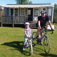 Camping Pas Cher vous présente avec son site Officiel campingpascher.fr, le Camping Marina Di Venezia classé 5 étoiles, situé sur la commune de Cavallino-treporti dans le département Venise (Vénétie) en Italie. Le camping Marina Di Venezia vous propose un hébergement de type mobil-home pour 4 personnes avec climatisation. L'établissement vous propose 8 autres types d'hébergements. Découvrez tous nos séjours à petits prix dans la commune et aux alentours de Cavallino-treporti du département : Venise (Vénétie). Les Avis clients pour le Camping Marina Di Venezia sont excellents avec une note moyenne de 8 sur 10. Mer, Bassin enfant, Paradis aquatique tropical, Parc aquatique, Piscine extérieure, Animations familiales, Club enfants, Aire de jeux enfants, Canoë-kayak, Court de tennis, Golf, Parcours sportif, Ping-pong, Structure gonflable enfants, Terrain de beach-volley, Terrain de football, Terrain multisports, Bar, Dépôt de pain, Pizzeria, Plats à emporter, Restaurant, Snack/Bar, Épicerie,... En savoir plus : cliquez-ICI.